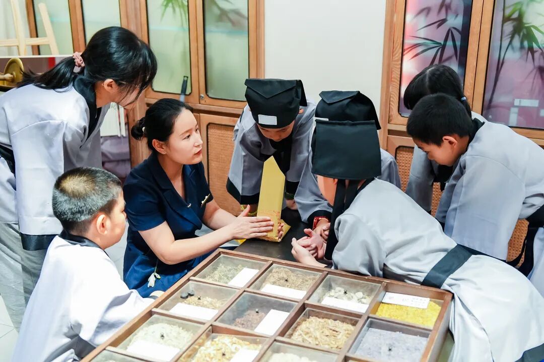 世界传统医药日 | 聚力慈善文化“五进”，小药师职业体验卡get