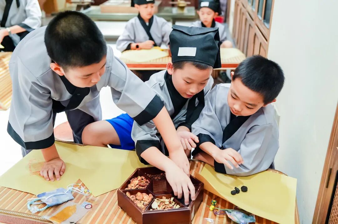 世界传统医药日 | 聚力慈善文化“五进”，小药师职业体验卡get
