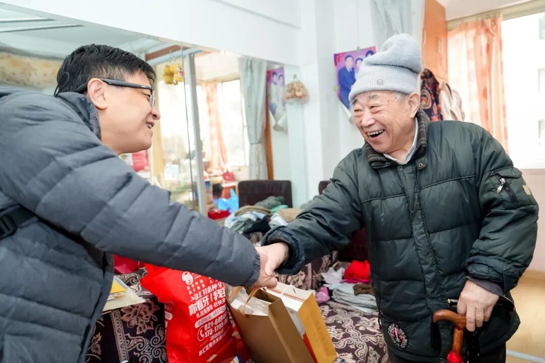爱心直达弄堂,“悦龄相伴”助老项目2025温情收官 爱心直达弄堂,“悦龄相伴”助老项目2025温情收官