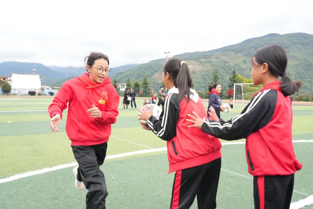 海拔4359米处的大凉山女孩，有了“走出去”的解法