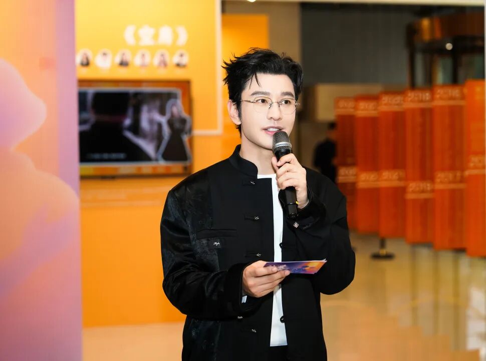 关爱空巢老人，黄晓明“让爱回家”公益艺术展在复星annex空间开幕