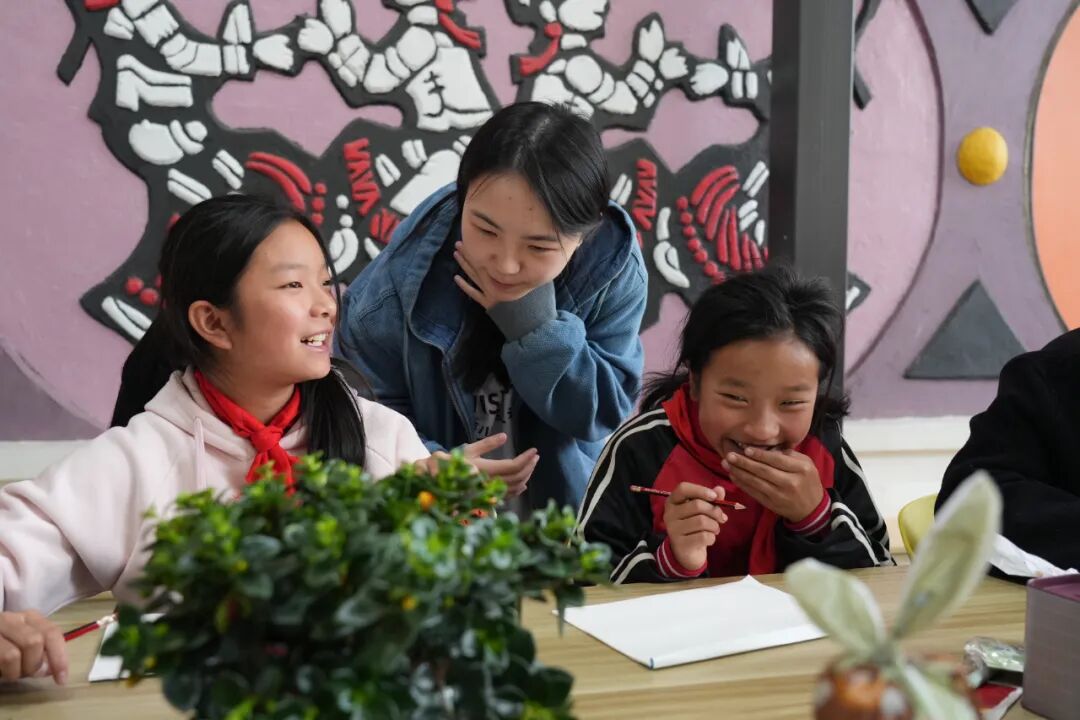 海拔4359米处的大凉山女孩，有了“走出去”的解法