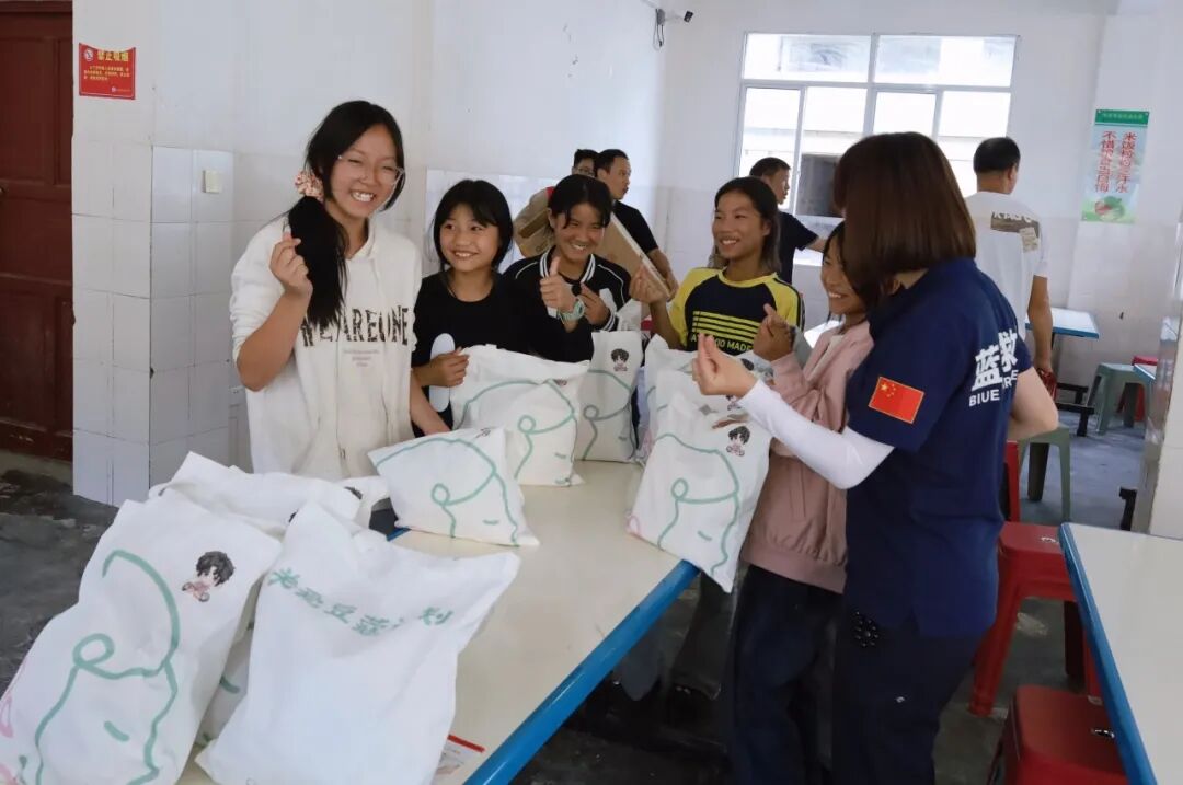 国际女童日 | “关爱豆蔻计划”汇聚多方爱心走进云南镇雄