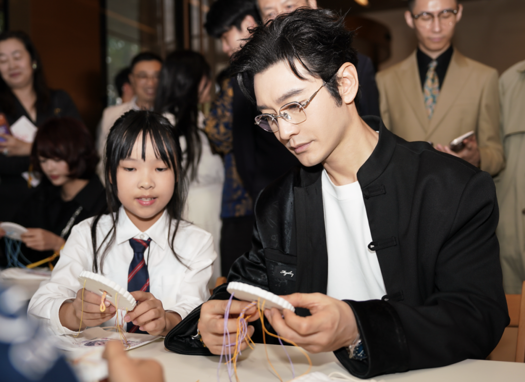 关爱空巢老人，黄晓明“让爱回家”公益艺术展在复星annex空间开幕