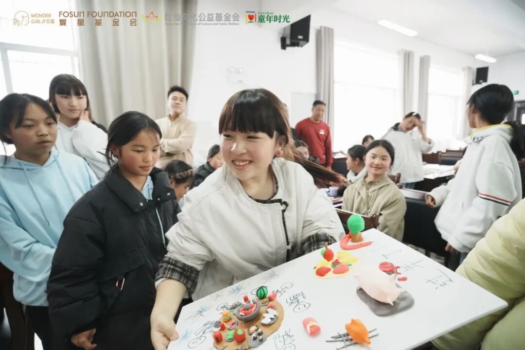 “女孩们生命灿烂，向阳而生” 关爱豆蔻公益行走进云南屏边