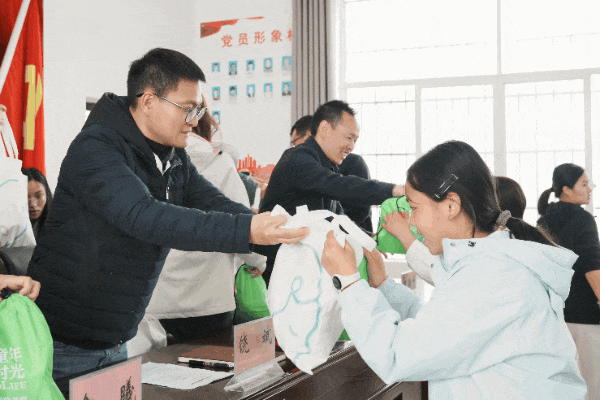 “女孩们生命灿烂，向阳而生” 关爱豆蔻公益行走进云南屏边