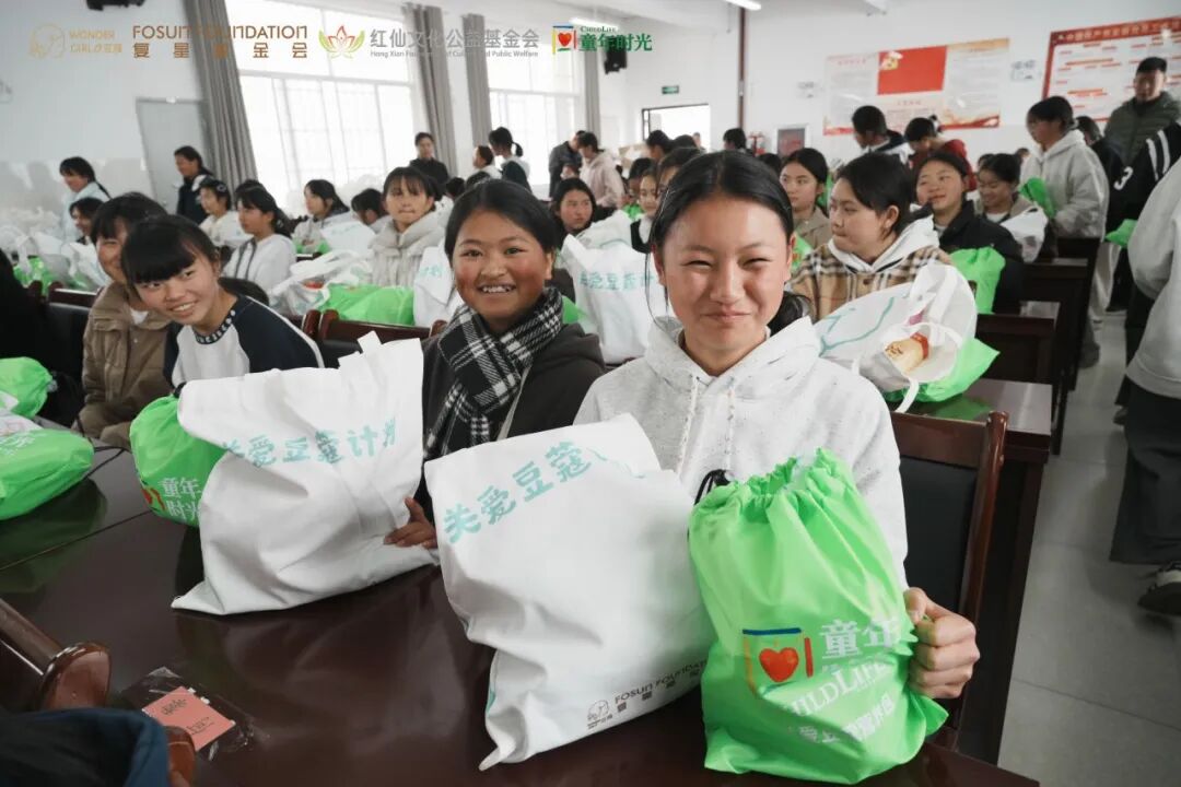 “女孩们生命灿烂，向阳而生” 关爱豆蔻公益行走进云南屏边