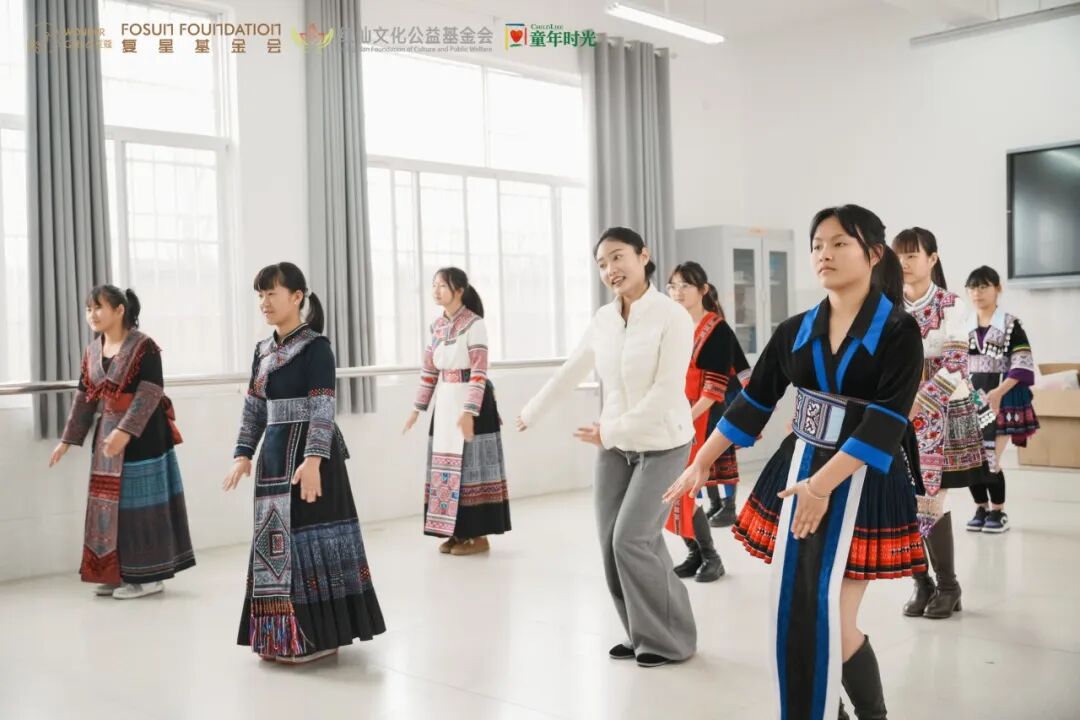 “女孩们生命灿烂，向阳而生” 关爱豆蔻公益行走进云南屏边